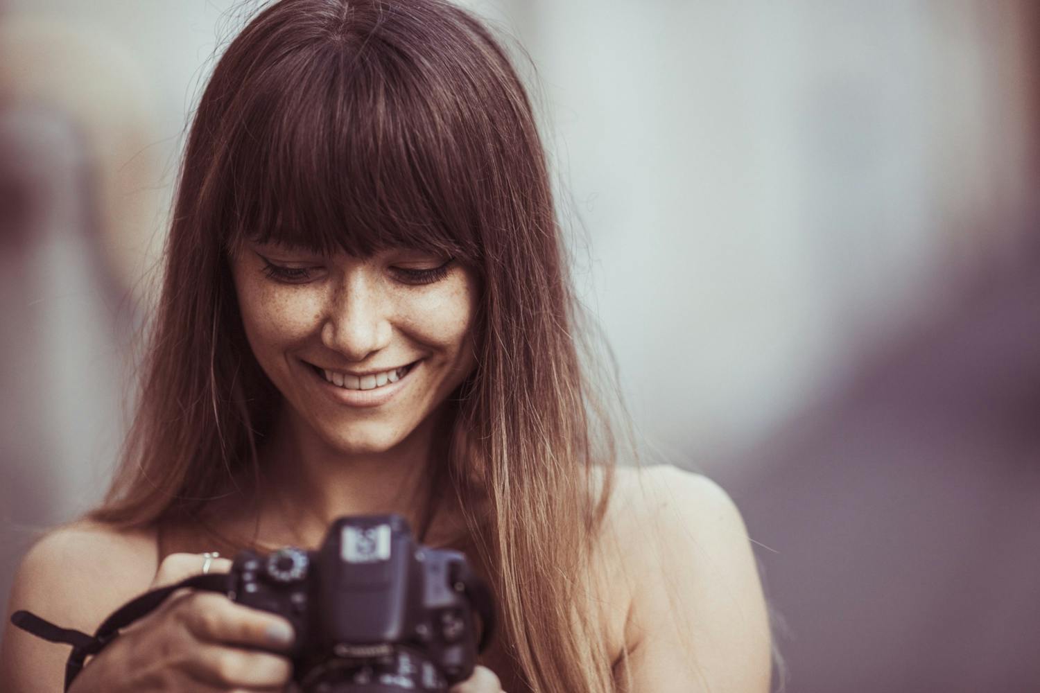 Spesielle fotografiske uttrykk Fotograf kikker på skjerm
